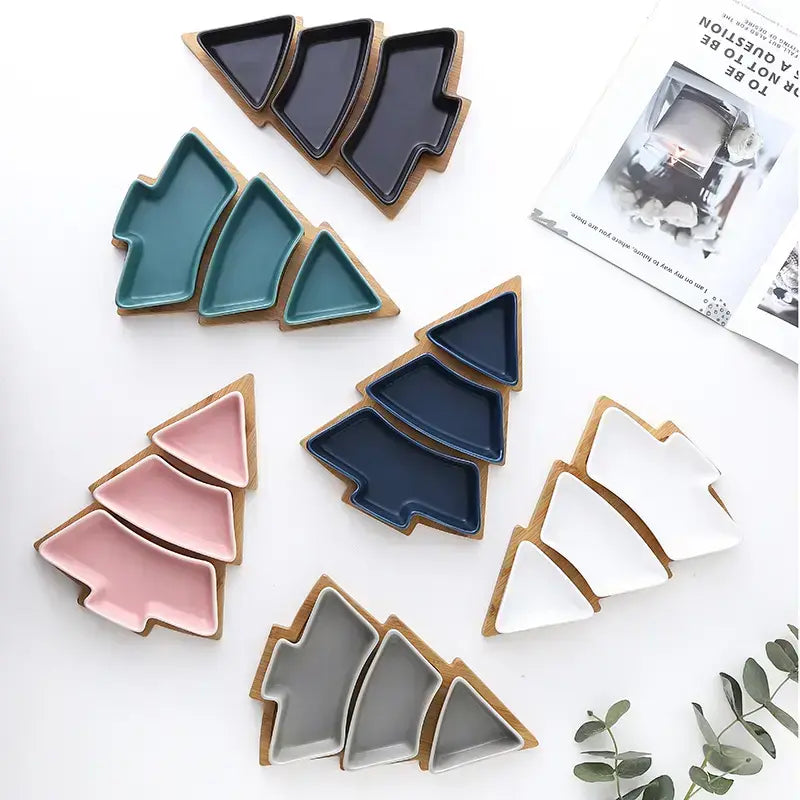 طبق سيراميك مبتكر على شكل شجرة عيد الميلاد مع طبق من الخيزران