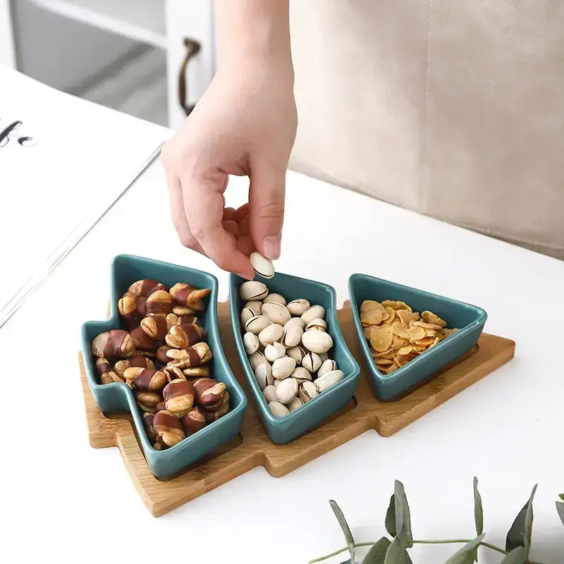 طبق سيراميك مبتكر على شكل شجرة عيد الميلاد مع طبق من الخيزران