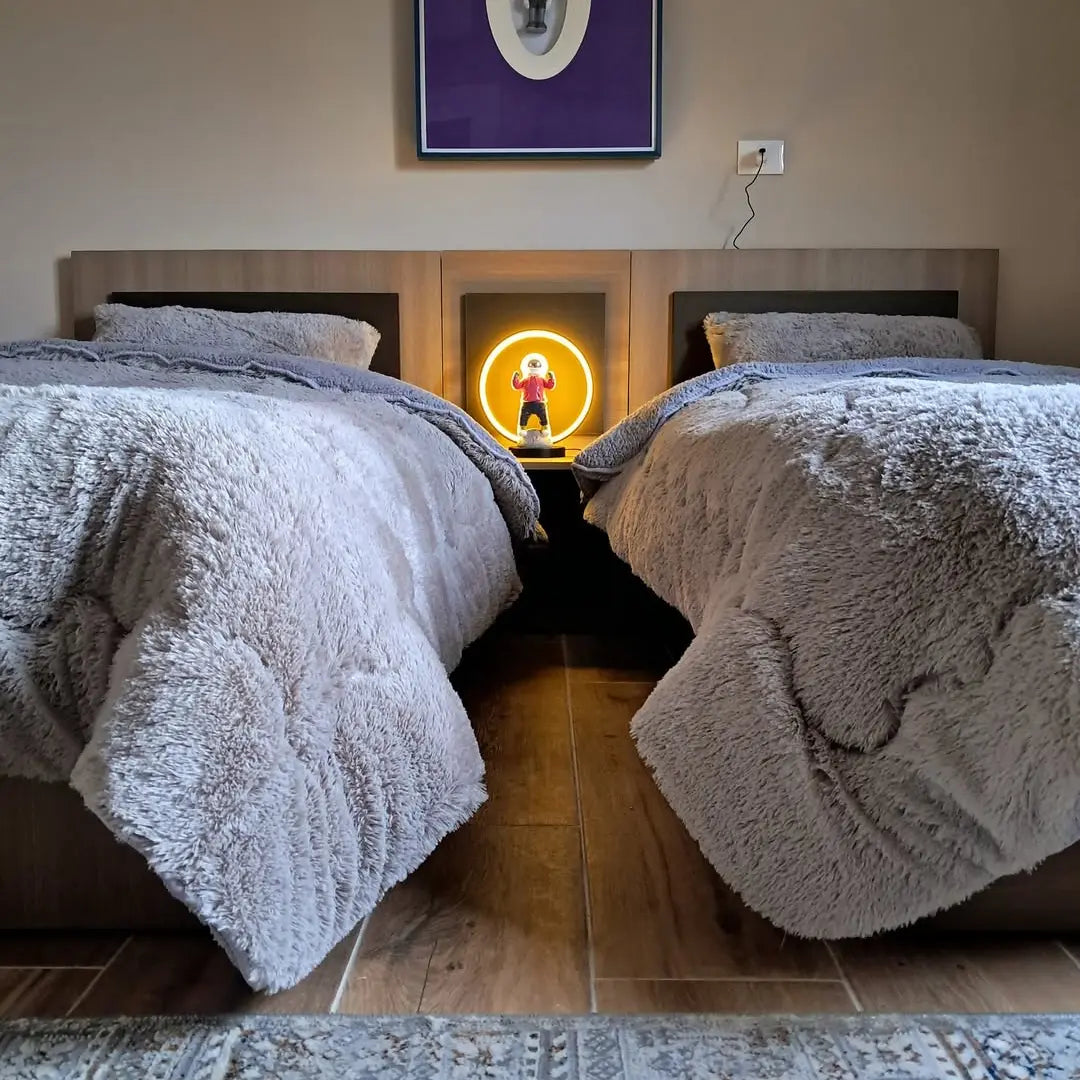 Resin Astronaut Figurines Table Lamp, Iron Base With USB Plug and Switch