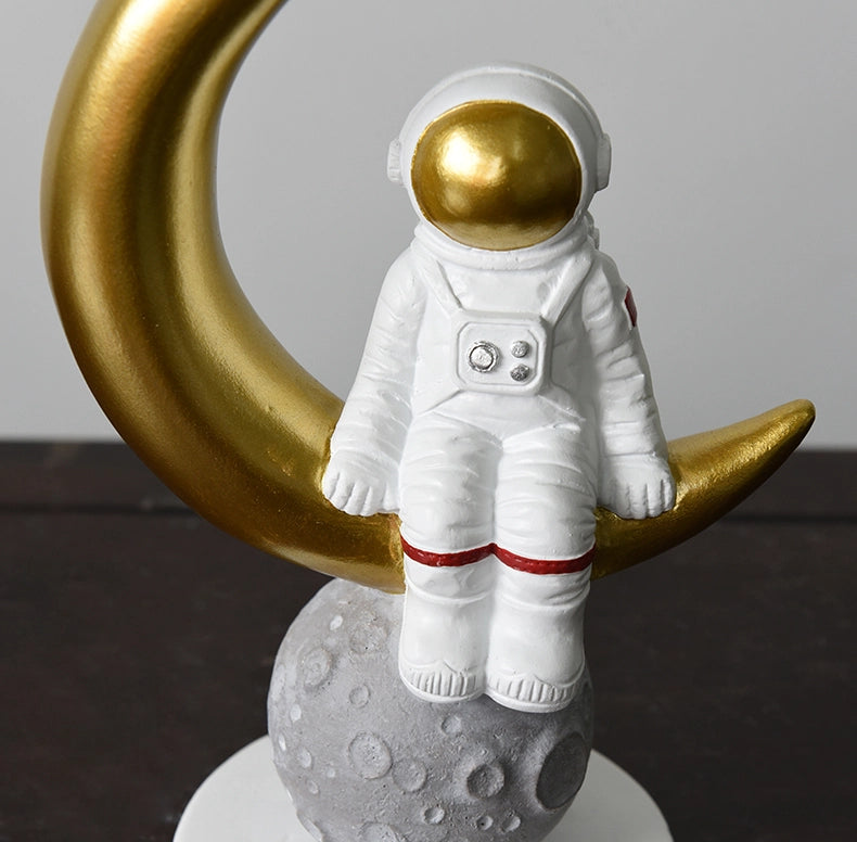 رائد فضاء جالس من الراتنج في الفضاء والزمن - مستلقٍ باللون الذهبي