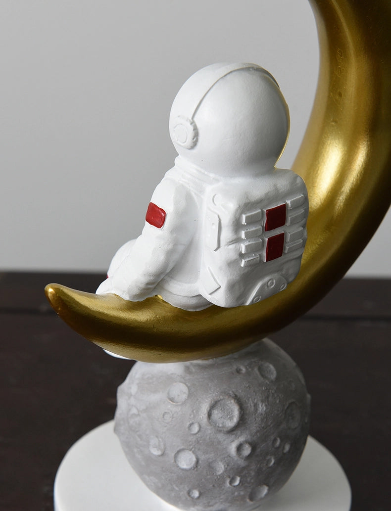 رائد فضاء جالس من الراتنج في الفضاء والزمن - مستلقٍ باللون الذهبي