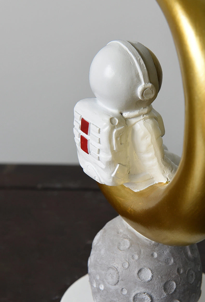 رائد فضاء جالس من الراتنج في الفضاء والزمن - مستلقٍ باللون الذهبي