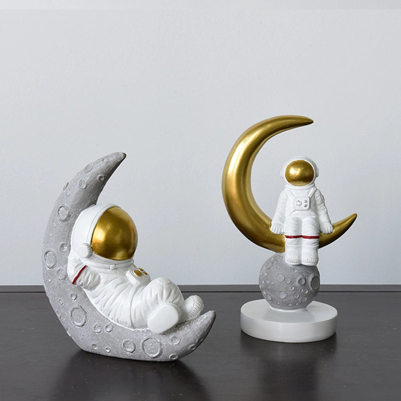 رائد فضاء جالس من الراتنج في الفضاء والزمن - مستلقٍ باللون الذهبي