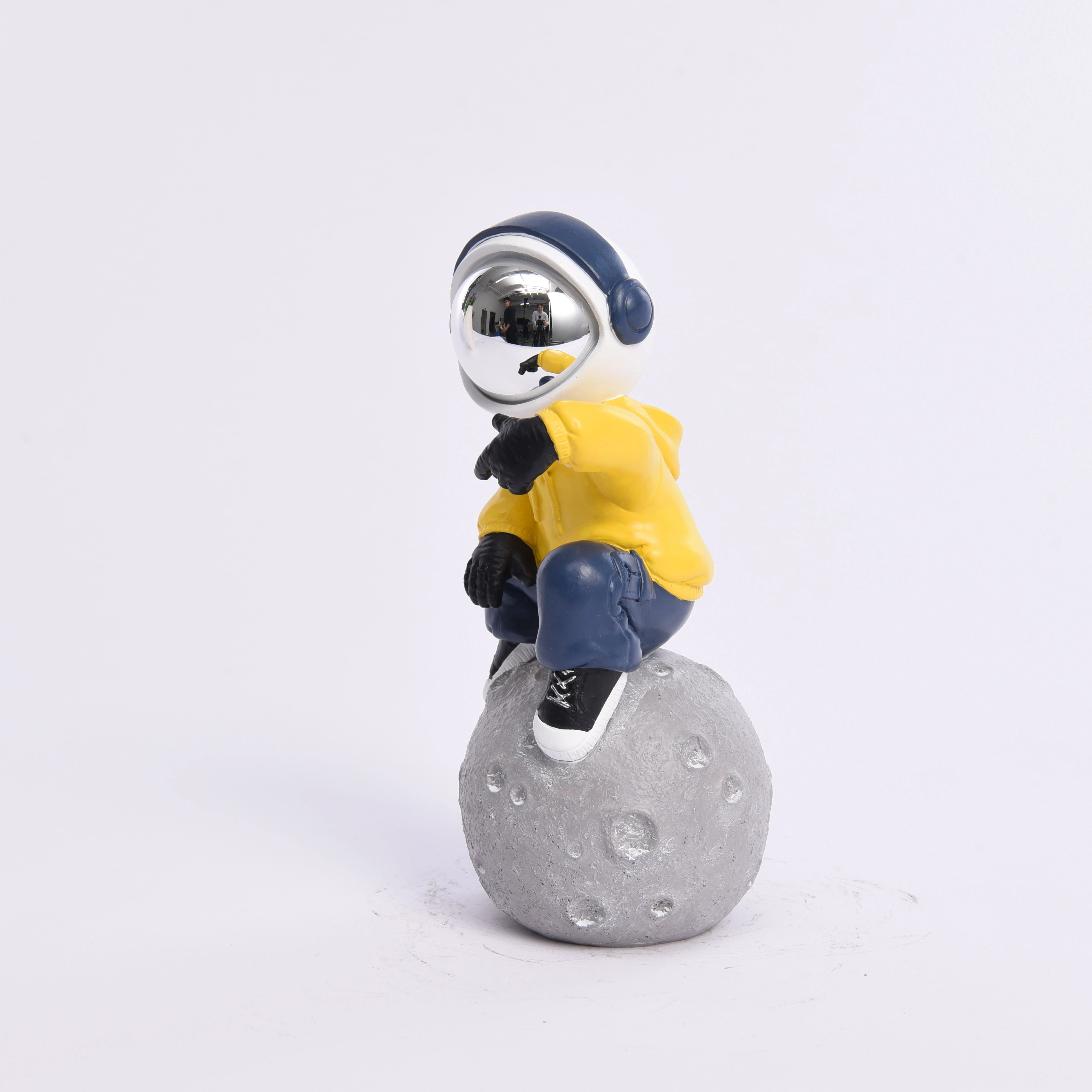 تماثيل رواد فضاء بحركة جلوس على طريقة الهيب هوب