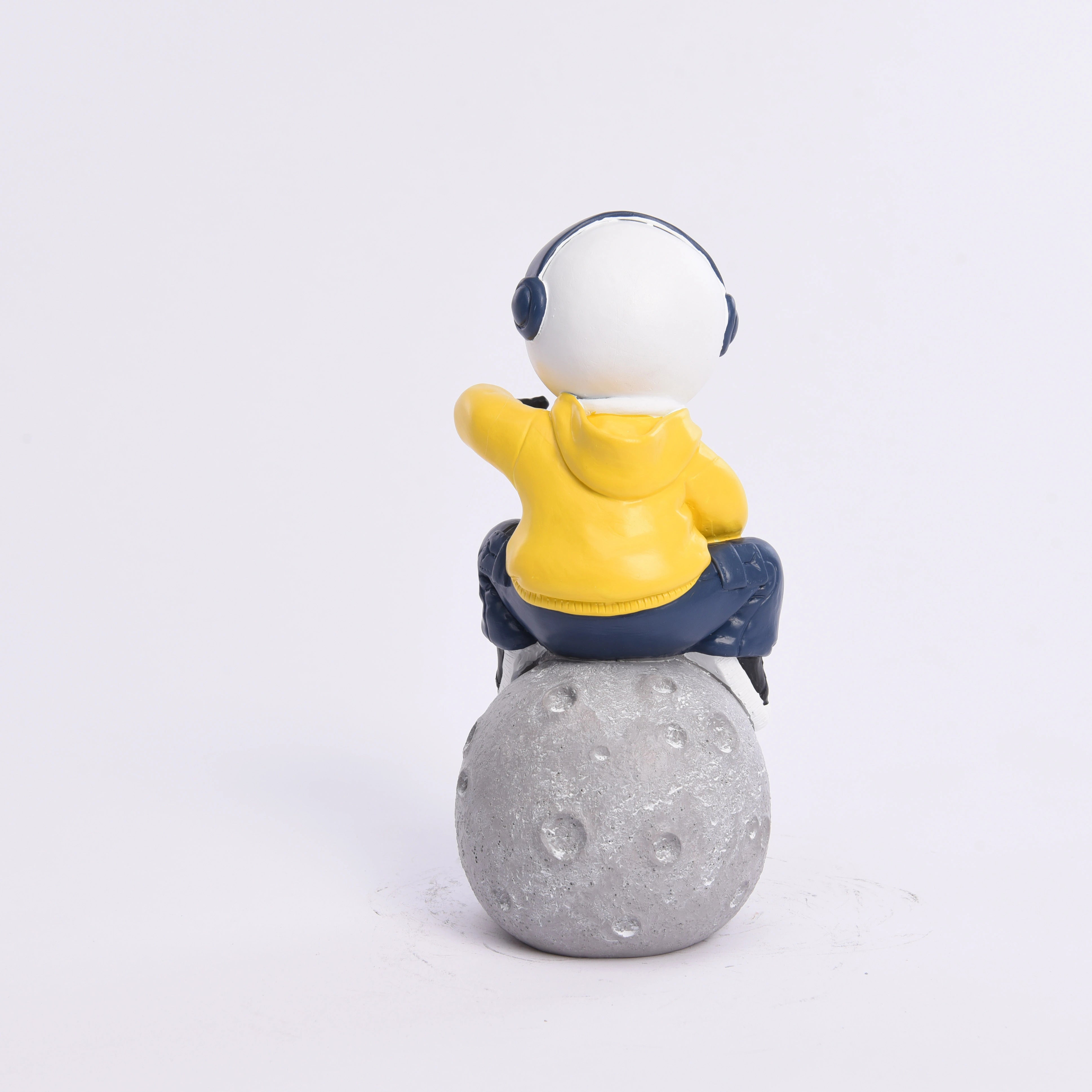 تماثيل رواد فضاء بحركة جلوس على طريقة الهيب هوب