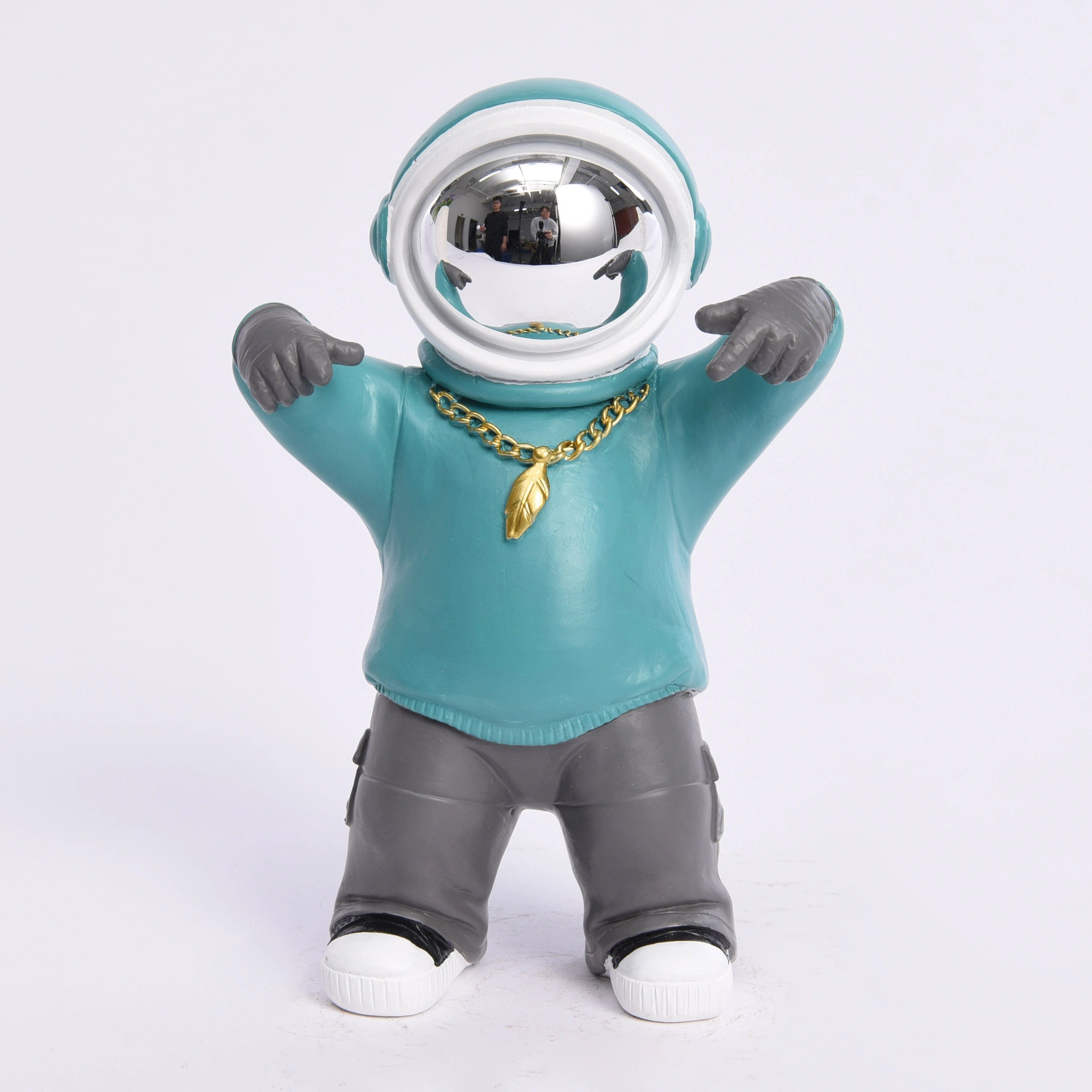 تماثيل رواد فضاء بحركة الوقوف على طراز الهيب هوب