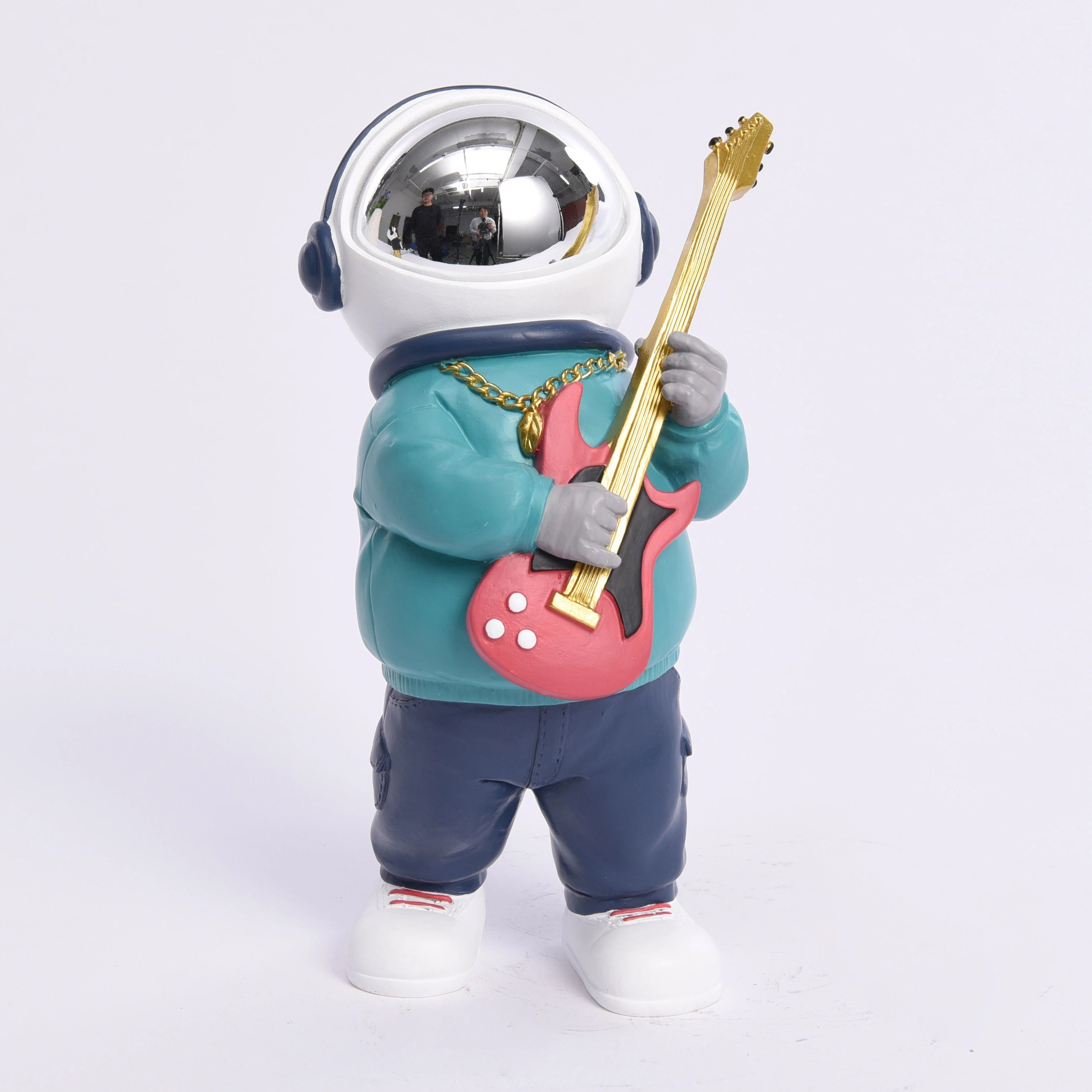 تماثيل رواد فضاء يعزفون على الجيتار في موسيقى الهيب هوب