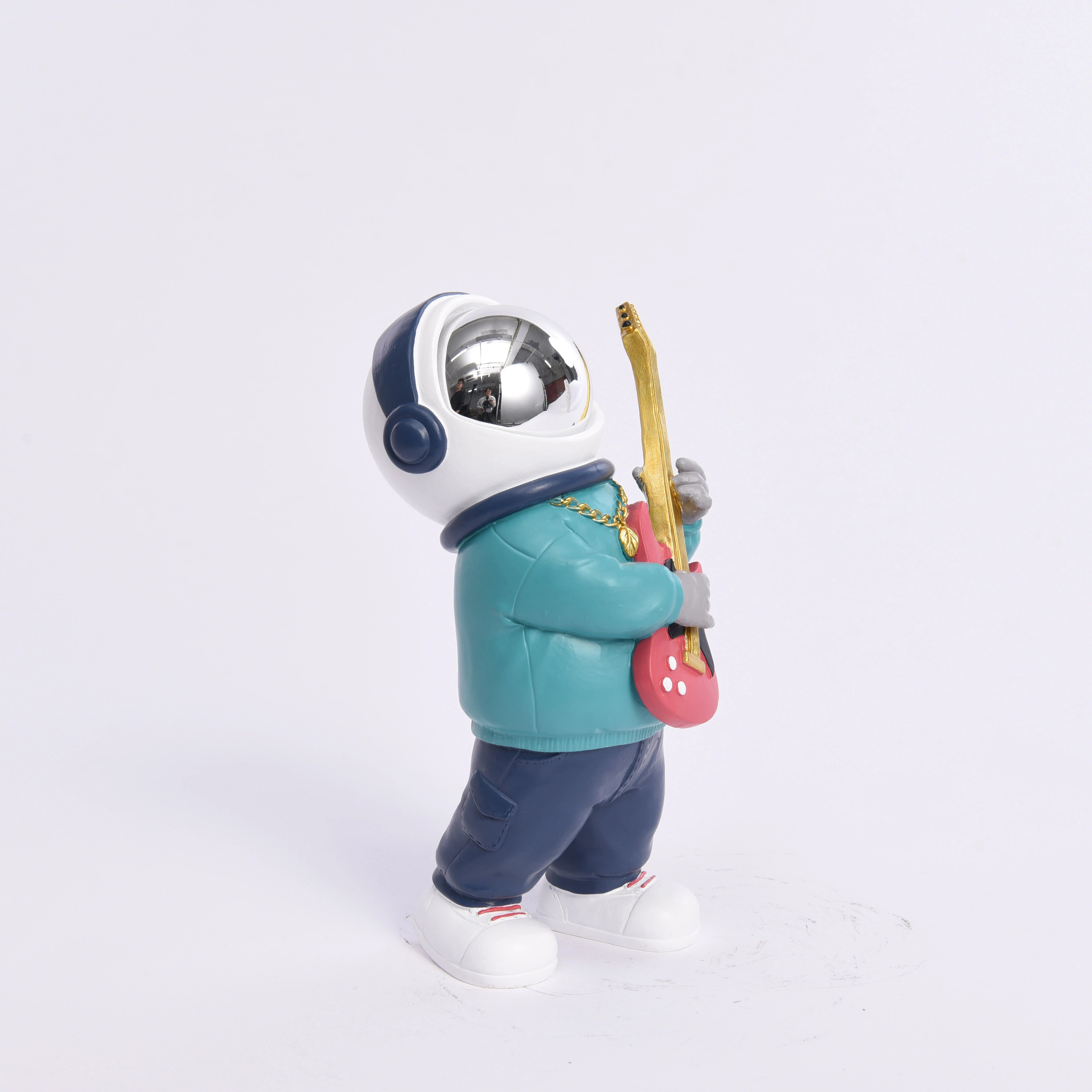 تماثيل رواد فضاء يعزفون على الجيتار في موسيقى الهيب هوب