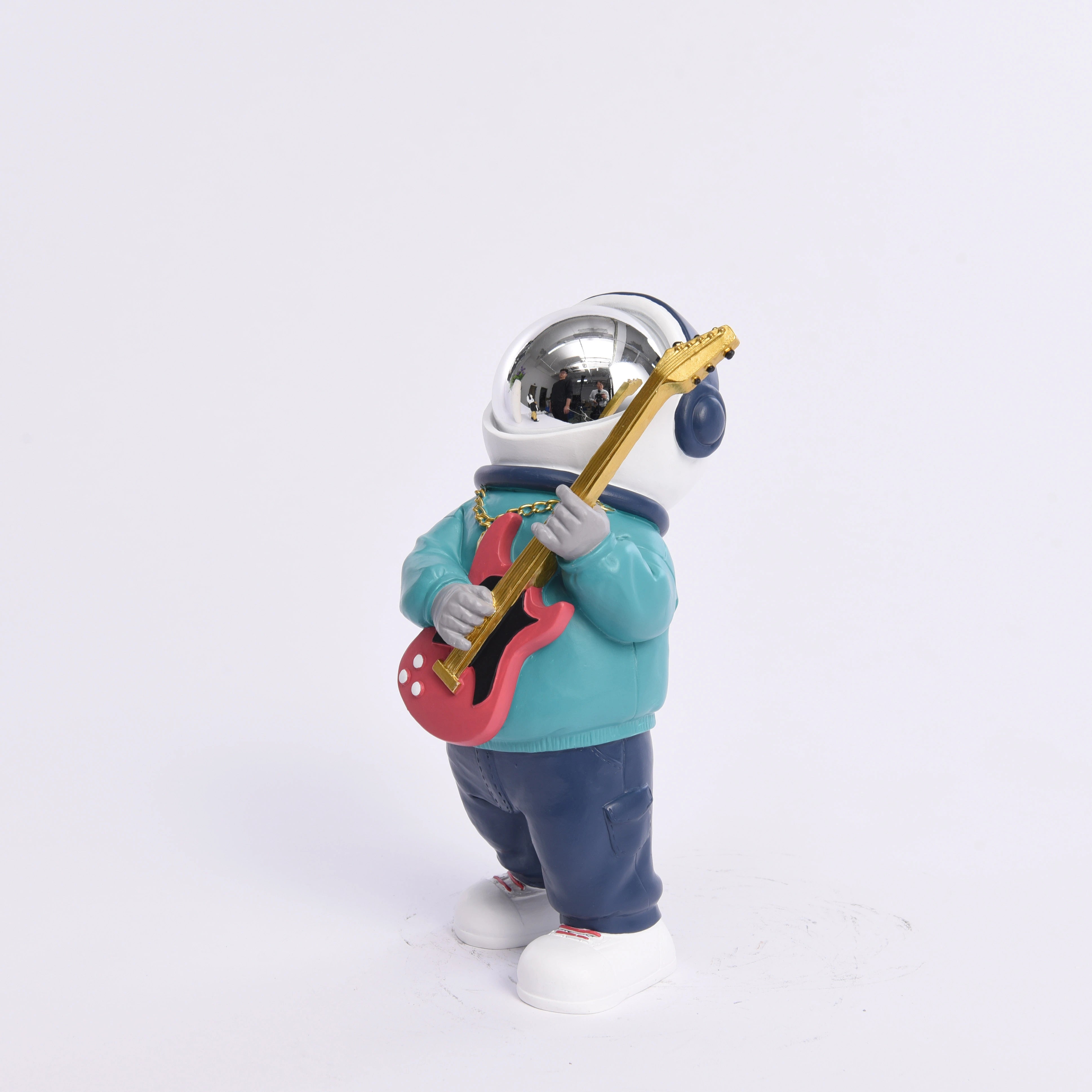 تماثيل رواد فضاء يعزفون على الجيتار في موسيقى الهيب هوب