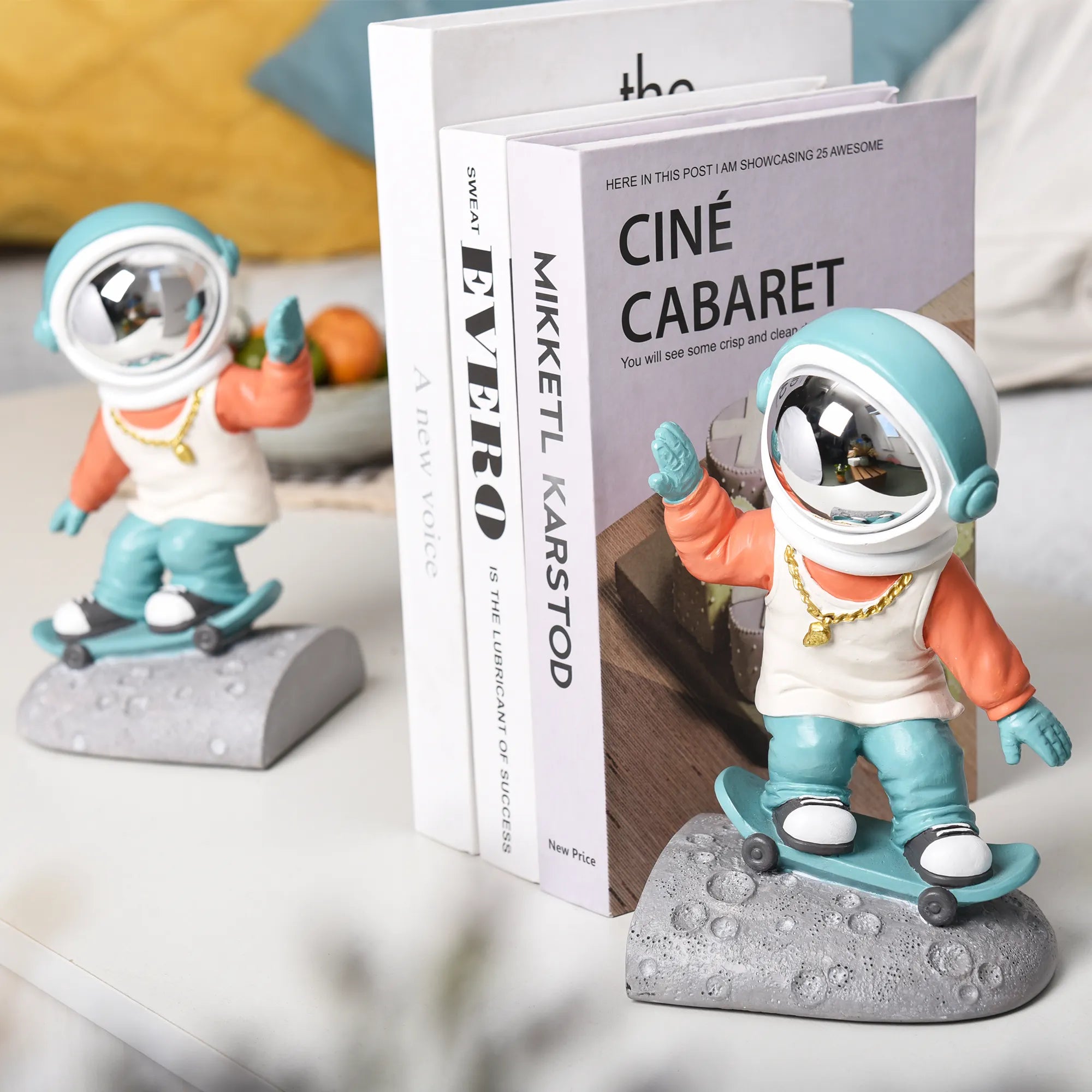 Kakizzy Custom White Resin Astronaut Bookend – Spaceman Bookshelf Decor & Gift Figurine
