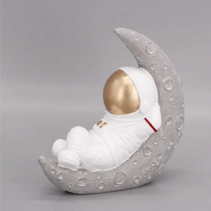 رائد فضاء جالس من الراتنج في الفضاء والزمن - مستلقٍ باللون الذهبي