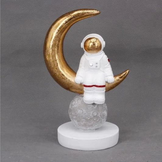 رائد فضاء جالس من الراتنج في الفضاء والزمن - مستلقٍ باللون الذهبي