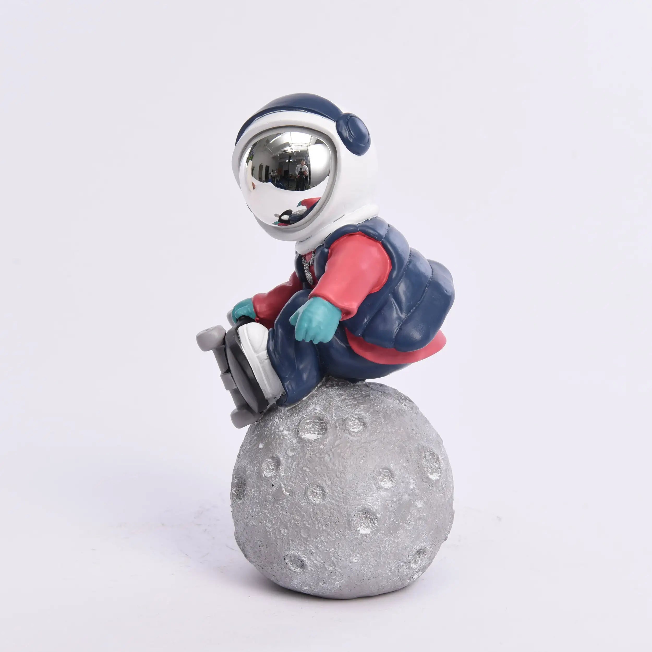87CM Life-Size Skateboard Astronaut – Resin Spaceman Sculpture for Creative Indoor Decor